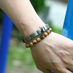 Set bracciale multistrato in pelle retrò con placche in metallo e perline in legno