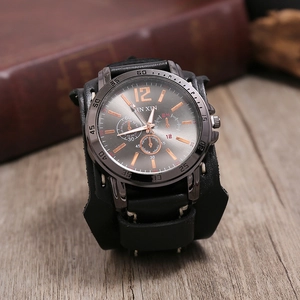Détail de la montre manchette en cuir rétro avec coutures blanches et cadran brossé