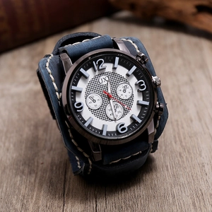 Vue détaillée d'une montre à quartz pour homme avec bracelet en cuir bleu et coutures blanches