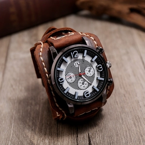 Détail macro d'une montre manchette en cuir marron rétro avec coutures à la main