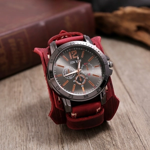 Détail de la montre rétro pour homme avec bracelet large en cuir rouge et couture