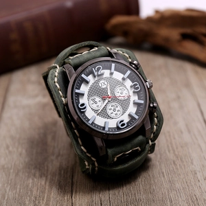 Gros plan détaillé du bracelet en cuir vert foncé vintage et des coutures sur montre homme