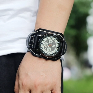 Montre homme punk vintage avec large bracelet en cuir et cadran blanc cousu à la main