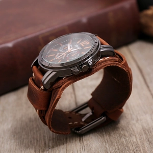 Gros plan d'un bracelet de montre large en cuir marron vintage avec coutures faites main