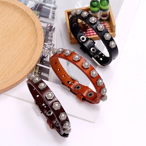 Retro Lederarmbänder mit sechseckigen Metallnieten in Schwarz, Dunkelbraun und Orange