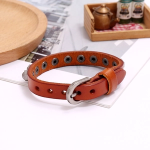 Detail eines Vintage-Lederarmband in Braun mit Silberschnalle und Verstelllöchern
