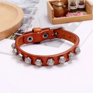 Detailansicht eines braunen Vintage-Lederarmbands mit silbernen Sechskant-Nieten und Schnalle