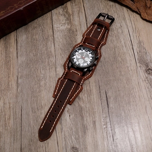 Montre homme punk vintage avec large bracelet en cuir marron et surpiqûres blanches