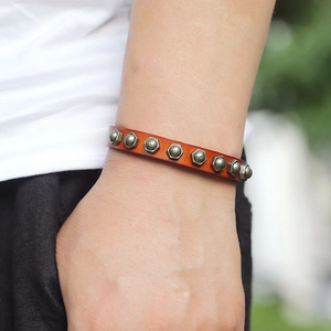 Vintage Lederarmband in Braun mit silbernen Sechskantbolzen-Nieten für Damen und Herren