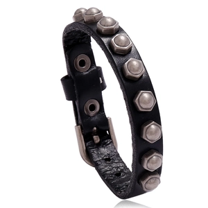 Punk Armband aus schwarzem Leder mit Retro-Silbernieten und verstellbarer Metallschnalle