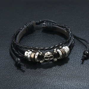Bracelet homme en cuir tressé hip hop avec breloque crâne et cordons multicouches