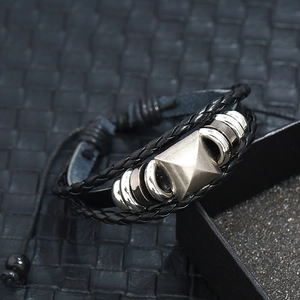 Mehrlagiges geflochtenes Lederarmband mit Vintage-Pyramiden-Nieten und silbernen Ringen