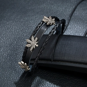 Bracelet multicouche en cuir tressé noir avec breloques feuilles d'érable argent