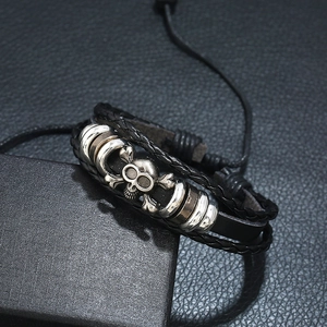 Bracelet homme en cuir tressé avec crâne argenté et plusieurs couches de style punk rock