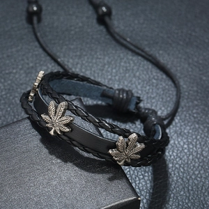 Bracelet multicouche rétro en cuir noir pour homme avec accents de feuilles d'érable