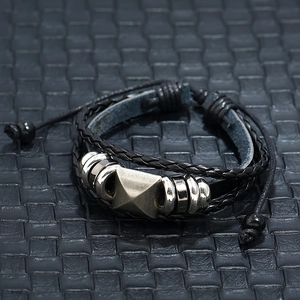 Mehrlagiges schwarzes Lederarmband mit Silberperlen und Pyramiden-Akzent aus Legierung