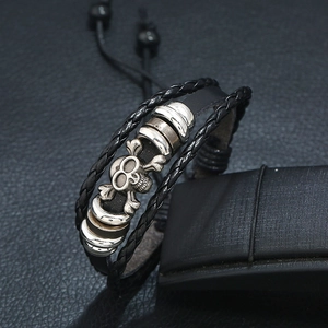 Bracelet multicouche en cuir noir punk avec crâne argenté vintage et détails tressés