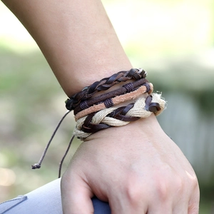 Dettaglio del bracciale multistrato in pelle intrecciata da uomo con cordini regolabili