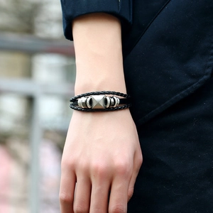 Mehrlagiges Punk-Lederarmband für Herren mit silbernen Nieten und Perlengeflecht