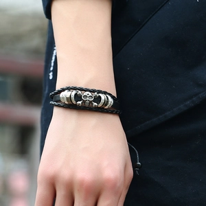 Bracelet multicouche en cuir noir pour homme avec tête de mort en argent vintage et perles