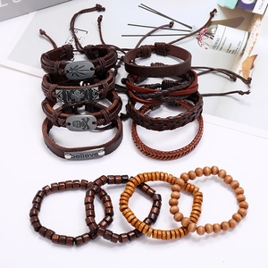 Ensemble de bracelets rétro multicouches en cuir tressé et perles de bois sur fond blanc
