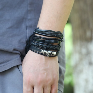 Bracciale multistrato in pelle intrecciata retrò con teschio argentato e dettagli punk