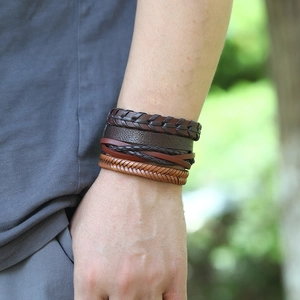 Bracelets multicouches en cuir tressé rétro pour hommes aux tons terre sur le poignet