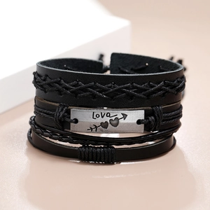 Bracelet multi-rangs en cuir tressé noir avec plaque métal motif cœur et flèche