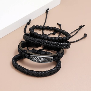 Ensemble de quatre bracelets en cuir noir et perles avec détails d'ailes argentées