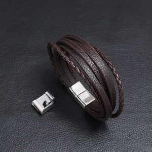 Primer plano de pulsera de cuero marrón multicapa con cierre magnético de metal plata
