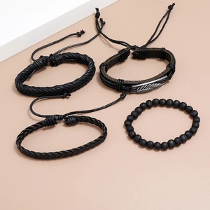 Ensemble de quatre bracelets en cuir noir et perles avec un pendentif plume argenté