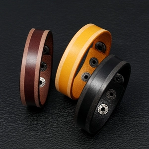 Retro leren armbandenset met gestreepte stiksels en zilveren metalen drukknopen