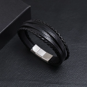 Detalle macro de la pulsera de cuero multicapa con cierre magnético de metal plateado