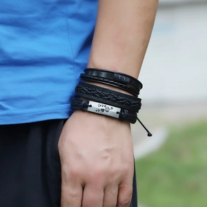 Bracelet multicouche en cuir tressé pour homme avec une plaque en métal gravée d'un cœur
