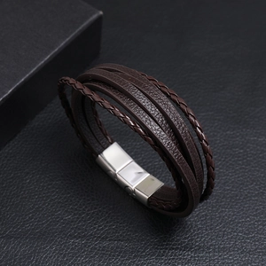 Detalle de la pulsera multicapa de cuero marrón trenzado con cierre magnético plateado