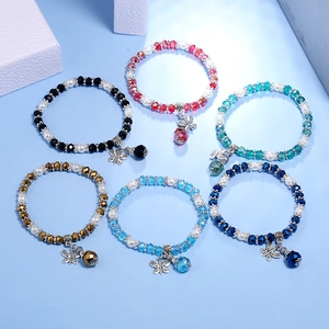 Böhmisches Set mit facettierten Kristallarmbändern, Perlen und Schmetterlingsanhängern