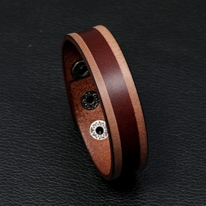 Detailweergave van vintage leren armband met drie verstelbare zilveren drukknopen