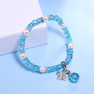 Boho-Armband mit blauen Kristallen, weißen Perlen und einem silbernen Schmetterlingsanhänger