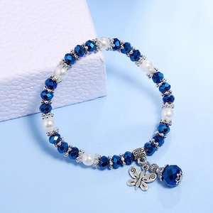 Details des blauen Kristall- und Perlenarmbands mit silbernem Schmetterlingsanhänger