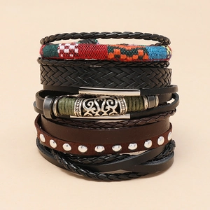 Détail du lot de 5 bracelets en cuir tressé faits main avec tissu ethnique et charms métal
