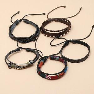 Set de cinq bracelets ethniques en cuir tressé à la main aux styles vintage variés
