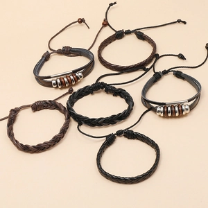 Dettaglio del set di 6 bracciali vintage in pelle intrecciata con perline e lacci