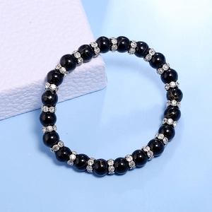 Elegante kralenarmband met zwarte natuursteen en zilveren strass tussenstukken