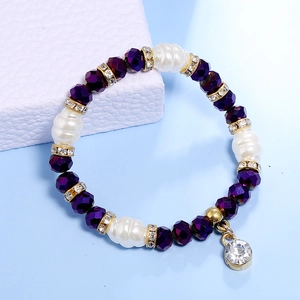 Detalle de pulsera con cuentas de cristal púrpura y perlas blancas con separadores