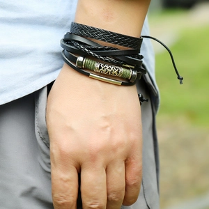 Set de bracelets multicouches en cuir vintage pour homme avec accents verts sous lumière naturelle