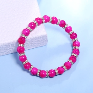 Detail van roze marmeren kralen met strass-tussenstukken op een elastische kralenarmband