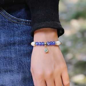 Pulsera elegante con cuentas de vidrio azul, perlas blancas y colgante de cristal fino