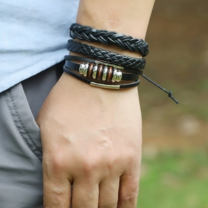 Set bracciali retrò in pelle intrecciata multistrato con perle di legno e dettagli argento
