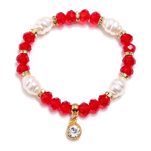 Elegante pulsera de cuentas de cristal con perlas y un colgante redondo con diamantes