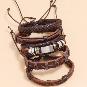 Nahaufnahme des Vintage-Mehrlagen-Lederarmbands in Braun mit Metall-Akzenten